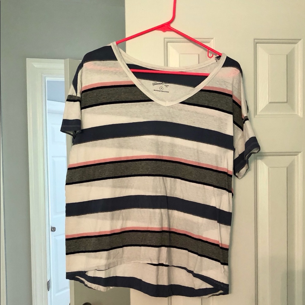 🧺 Universal Thread Striped Hi-Low Tee Size M🧺